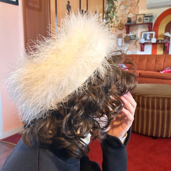 1960s White feather pillbox fascinator hat with lace top - from Ayres! - Picture 7 of 14